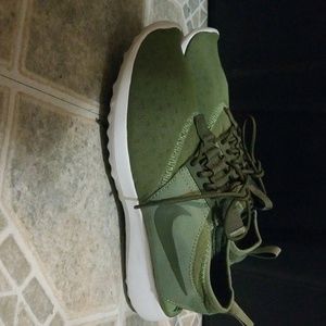 Olive Nike